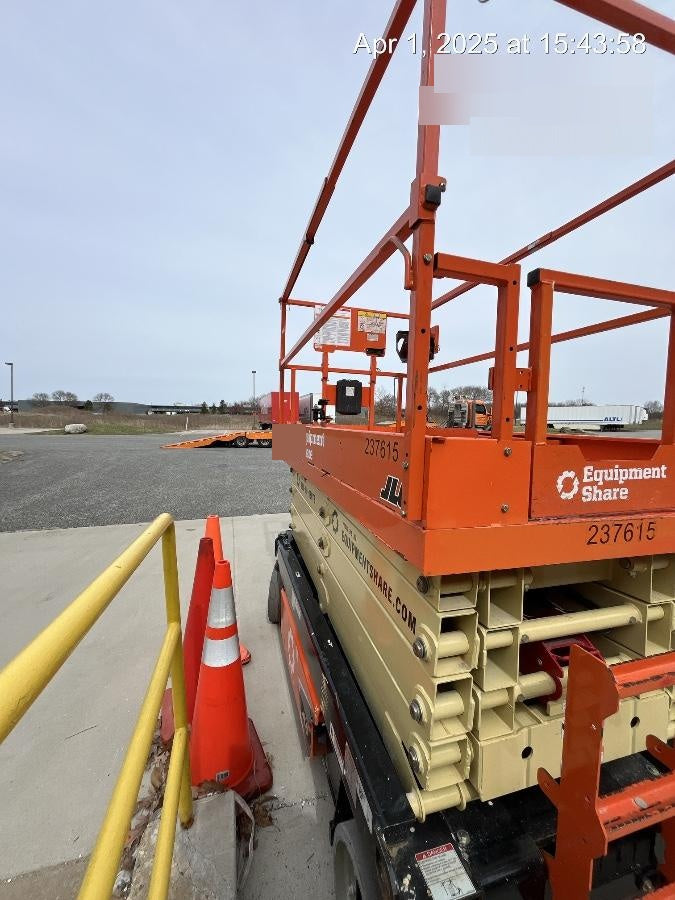 2022 JLG ES3246