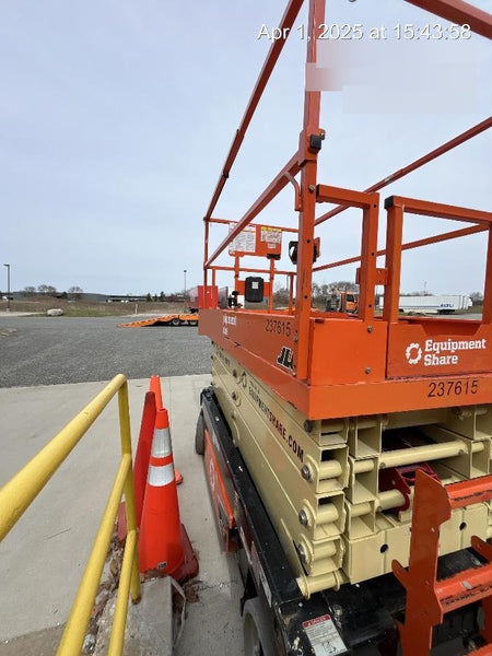 2022 JLG ES3246
