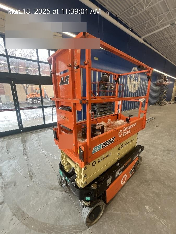 2023 JLG ES1932