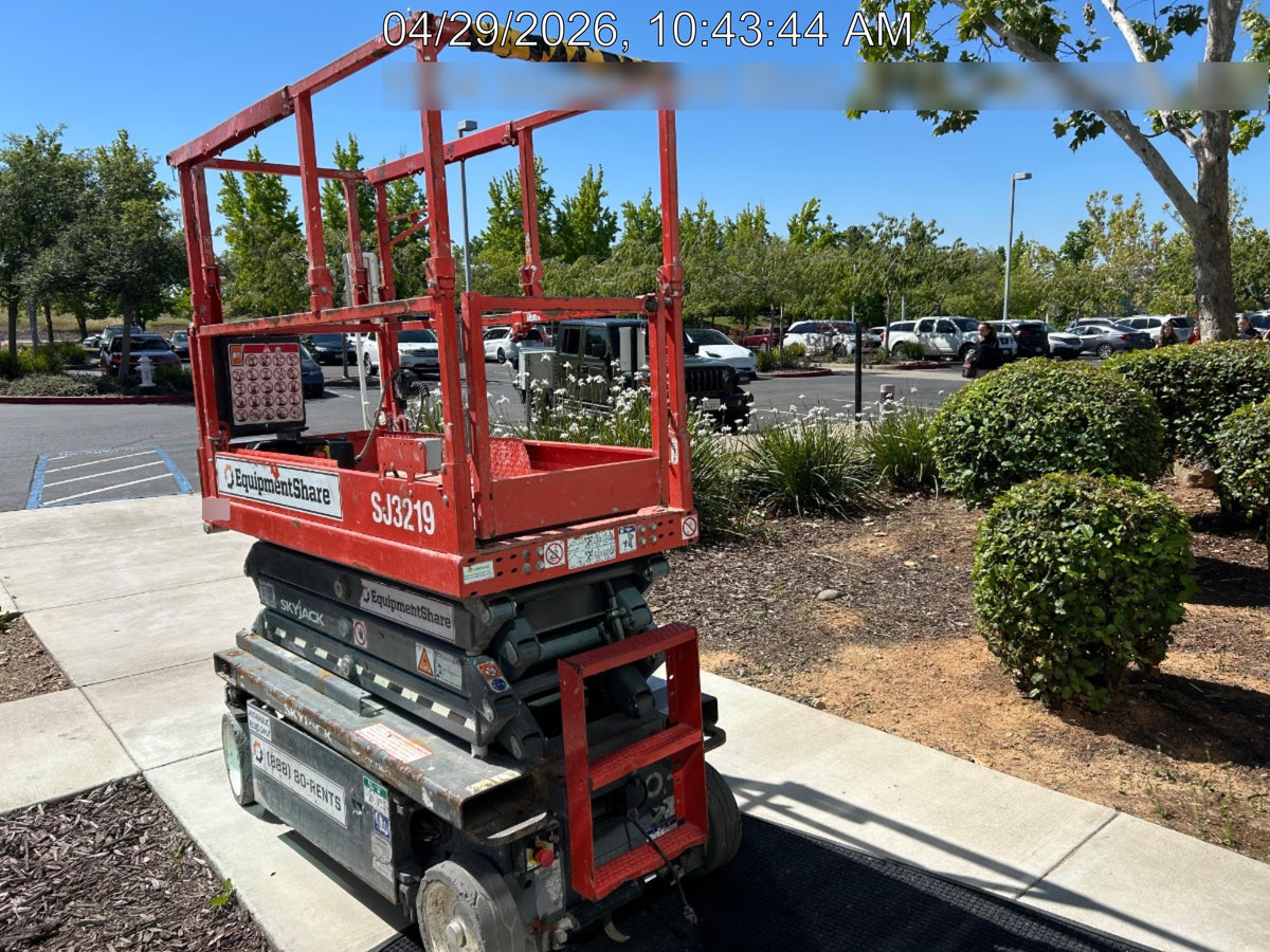 2020 Skyjack SJIII-3219 Solid NM Tires, Half height spring hinged entry gate, Dual Beacons, 800W Inverter