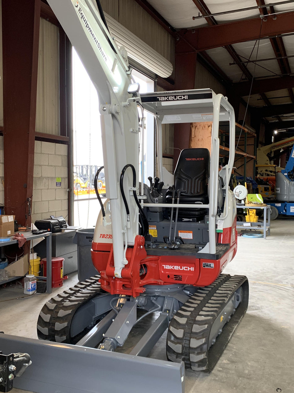 2022 TAKEUCHI TB235-2R