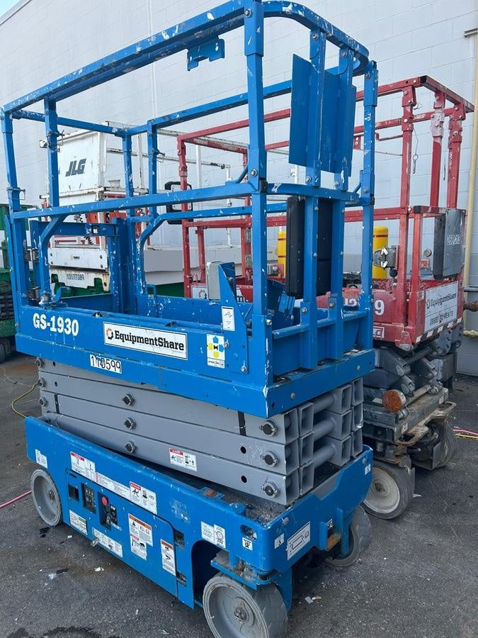 2020 Genie GS-1930 Solid Non Marking Tires, Beacon, Folding rails with half height swing gate, 800W Inverter