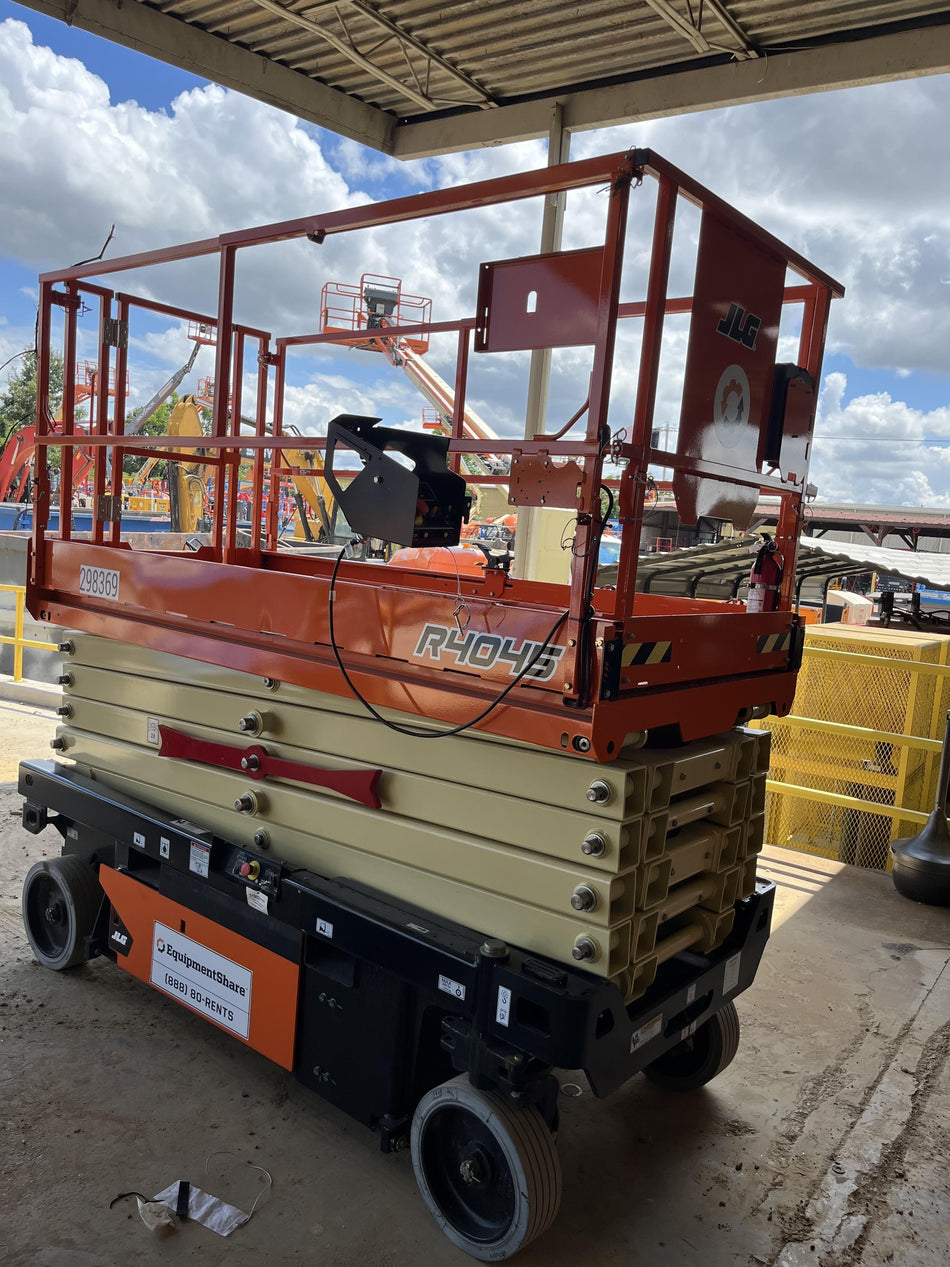 2023 JLG R4045
