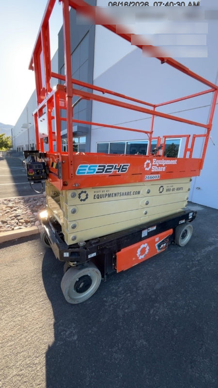 2022 JLG ES3246