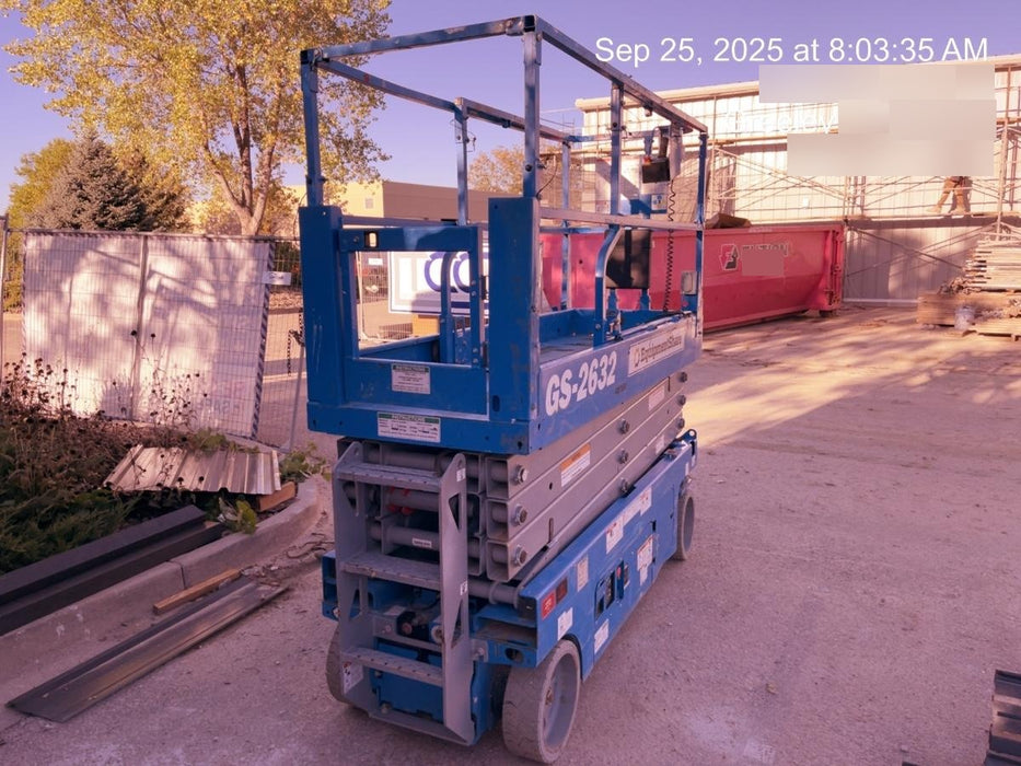 2019 Genie GS-2632 Folding rails with half height swing gate