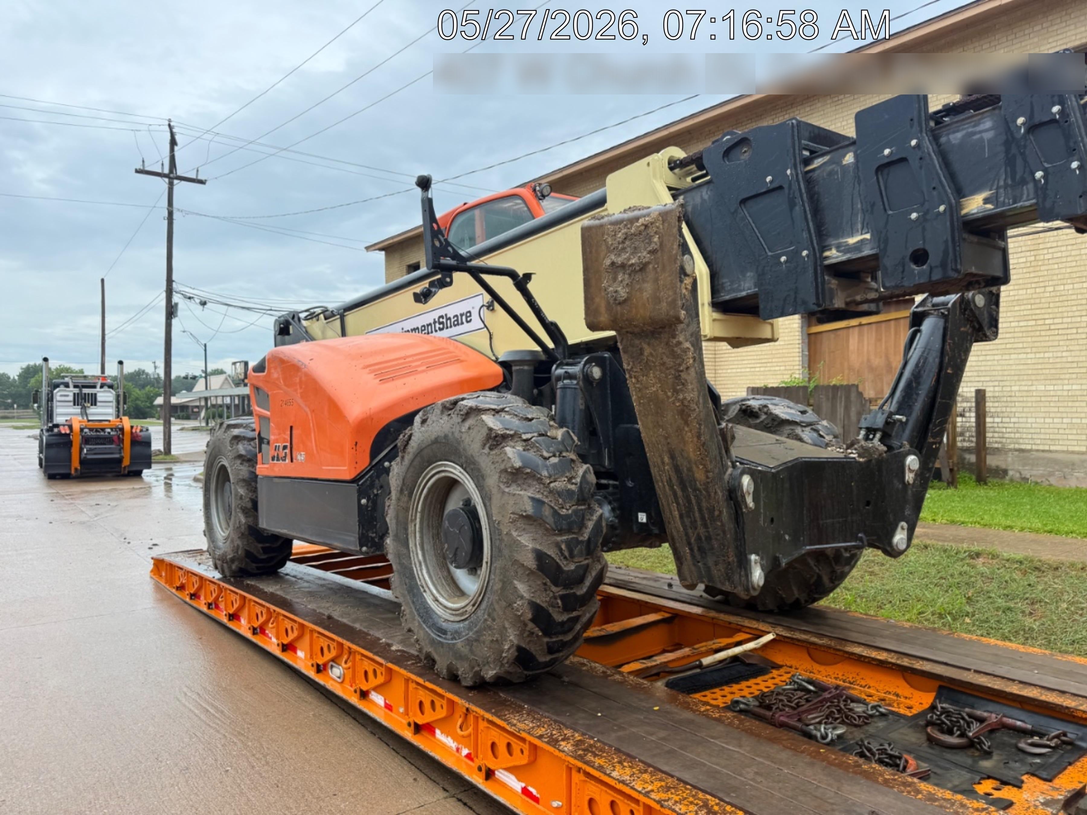 2022 JLG 1075