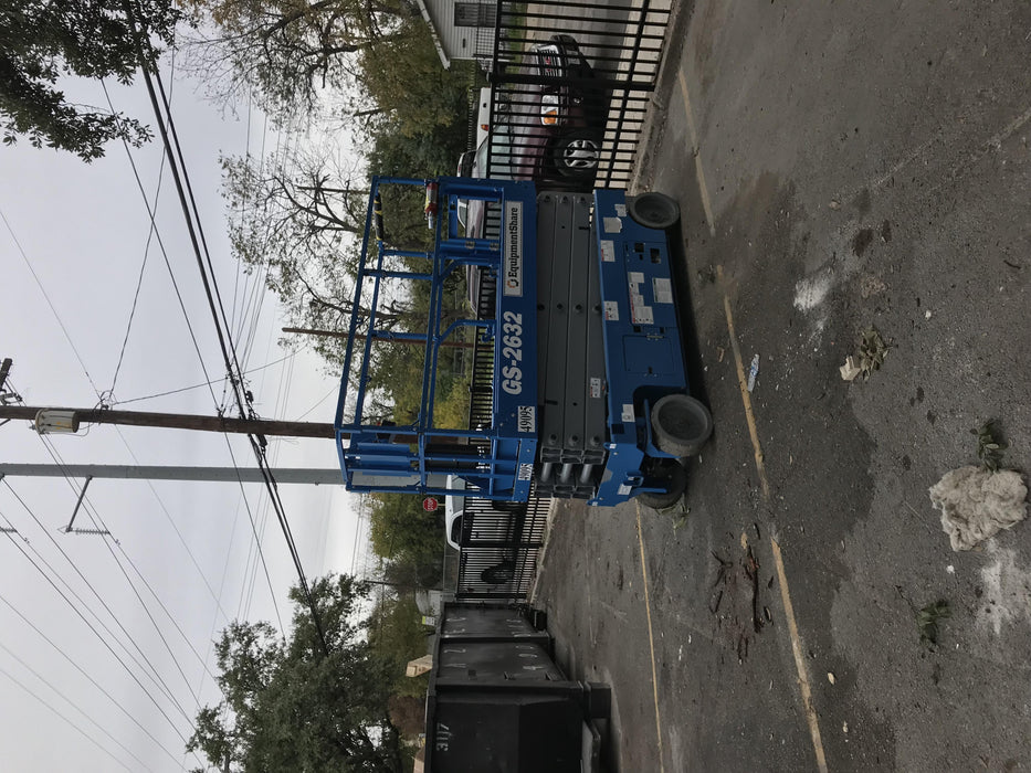 2019 Genie GS-2632 Folding rails with half height swing gate