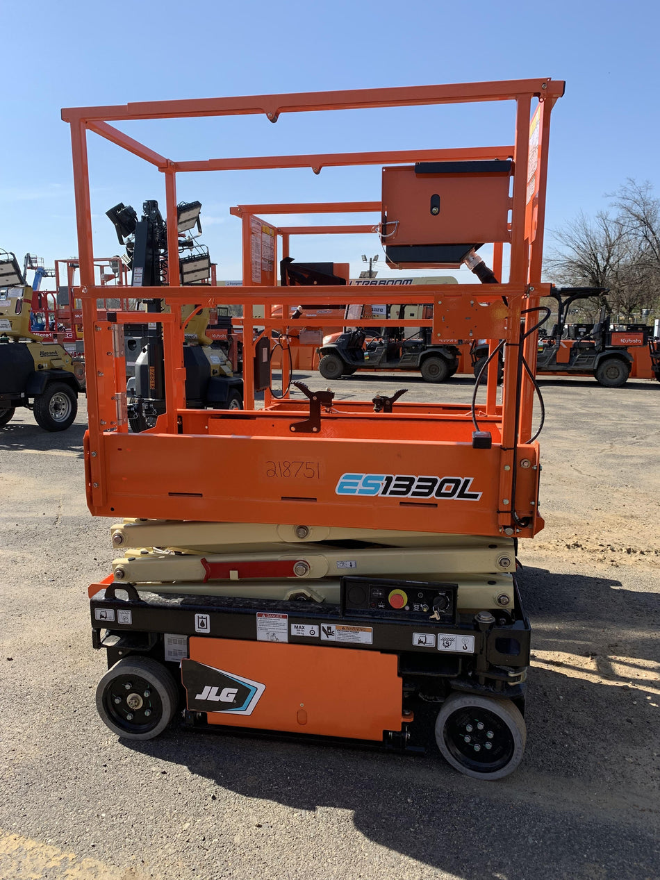 2022 JLG ES1330L
