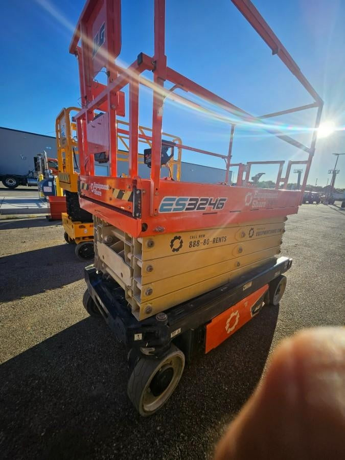2023 JLG ES3246