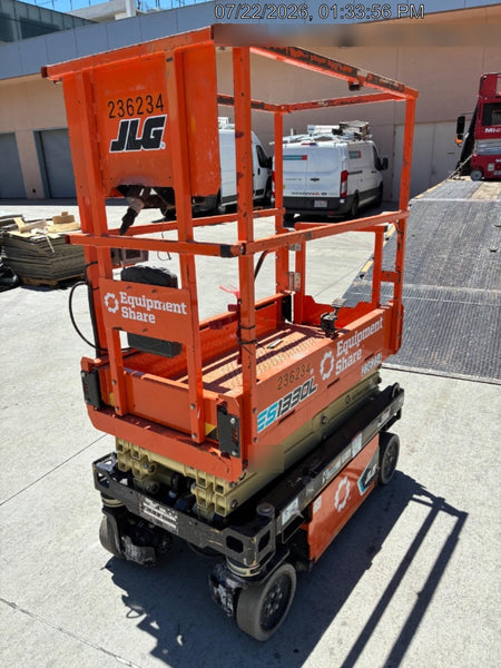 2022 JLG ES1330L