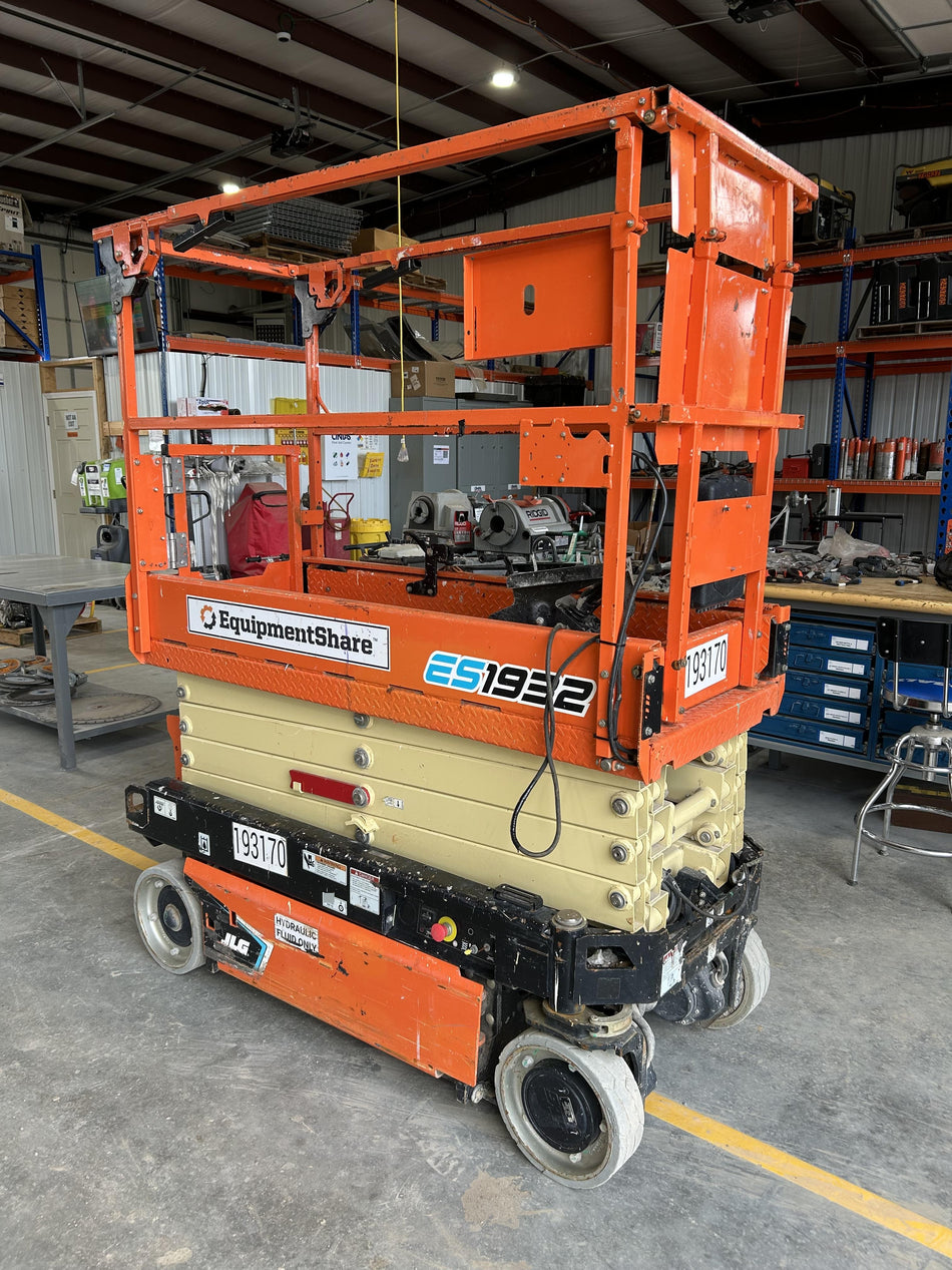 2021 JLG ES1932