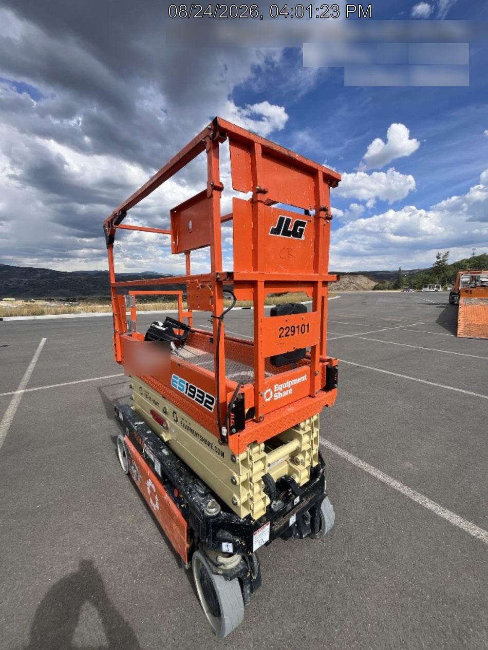 2023 JLG ES1932