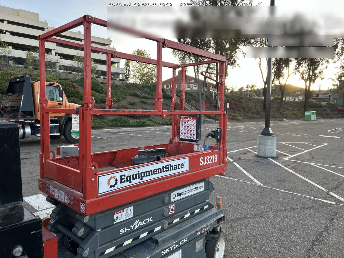 2020 Skyjack SJIII-3219 Solid NM Tires, Half height spring hinged entry gate, Dual Beacons, 800W Inverter