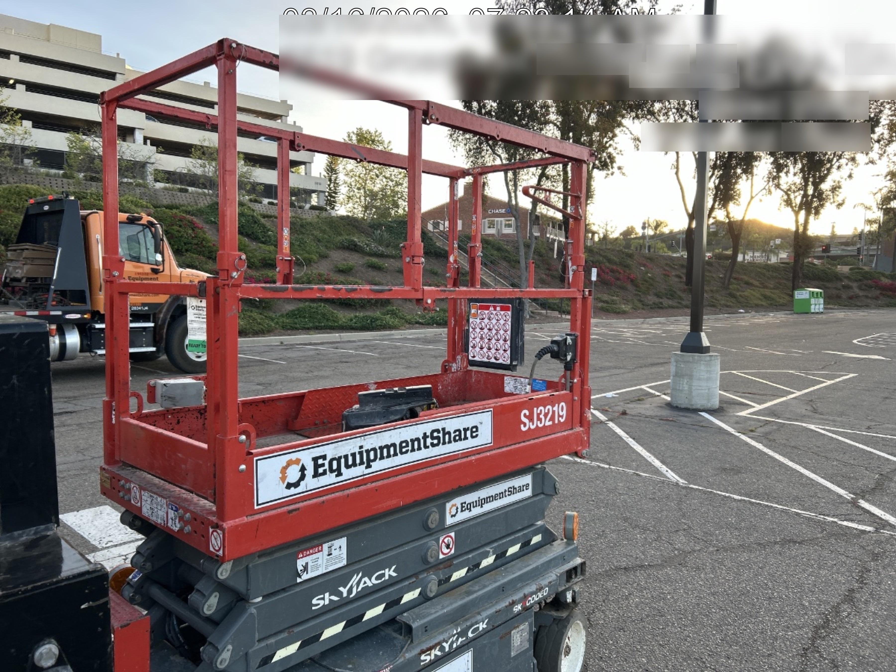 2020 Skyjack SJIII-3219 Solid NM Tires, Half height spring hinged entry gate, Dual Beacons, 800W Inverter