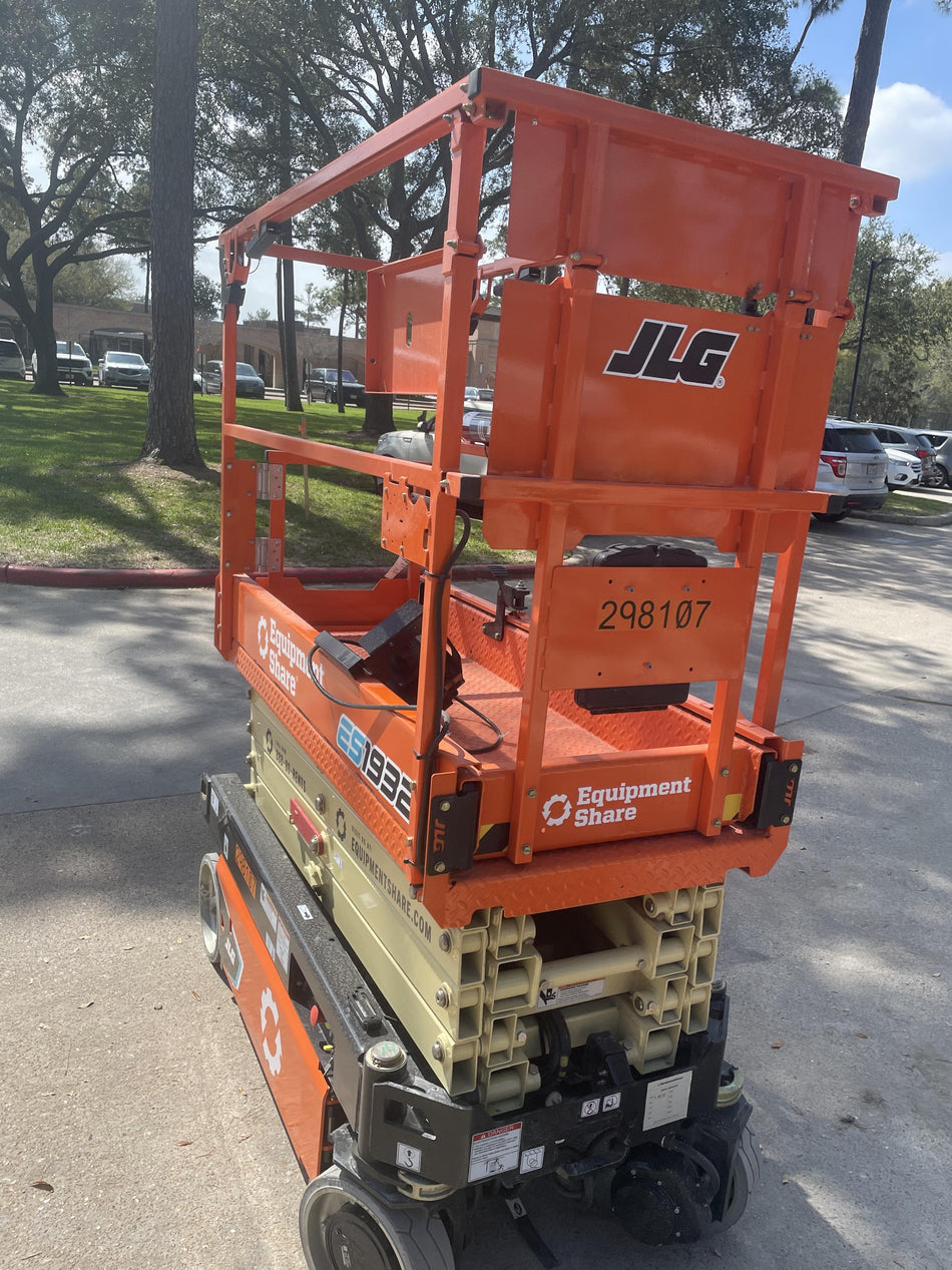 2023 JLG ES1932