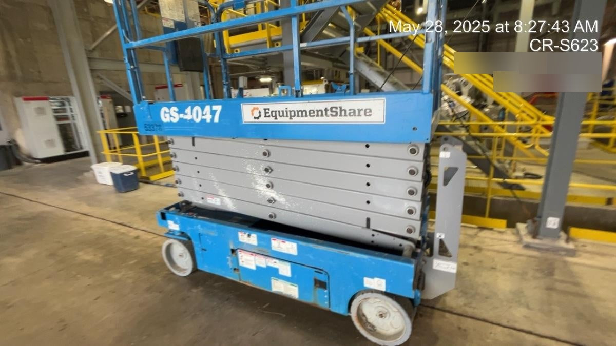 2019 Genie GS-4047 Folding rails with half height swing gate