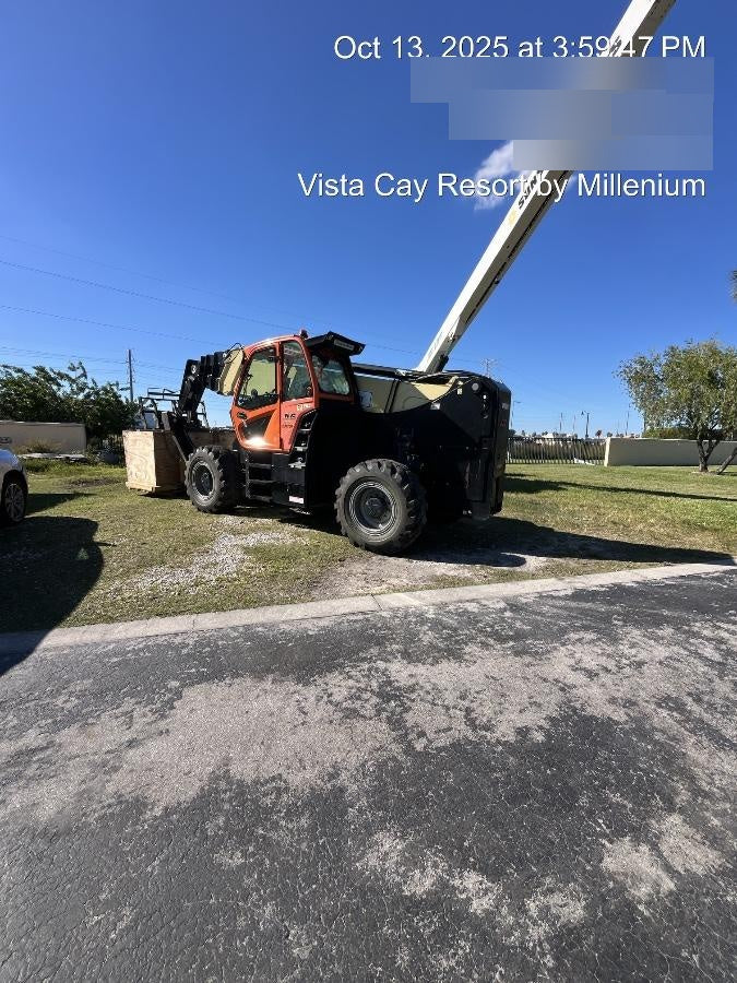 2022 JLG 1075