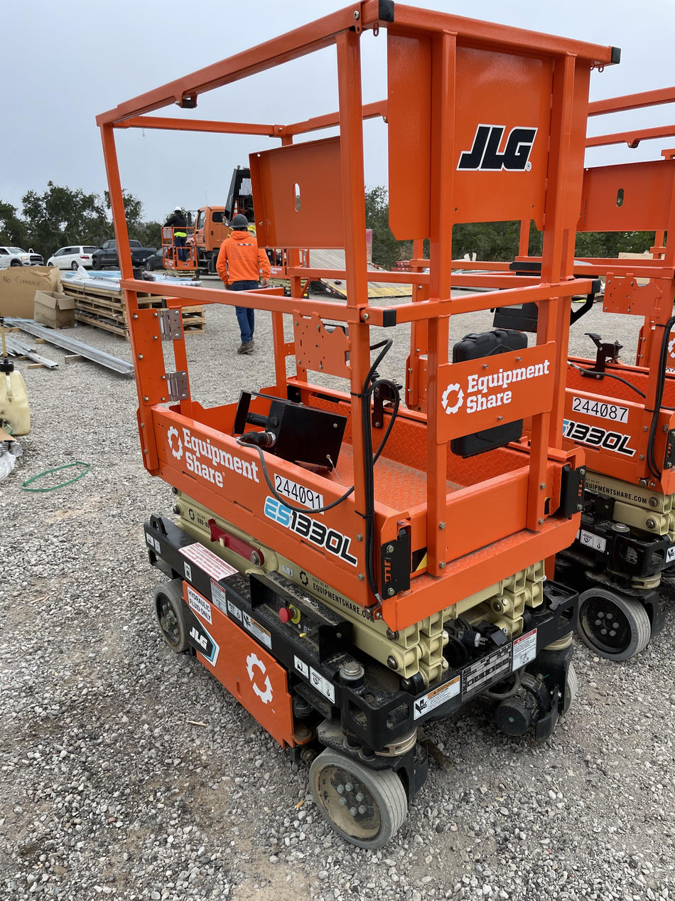 2022 JLG ES1330L