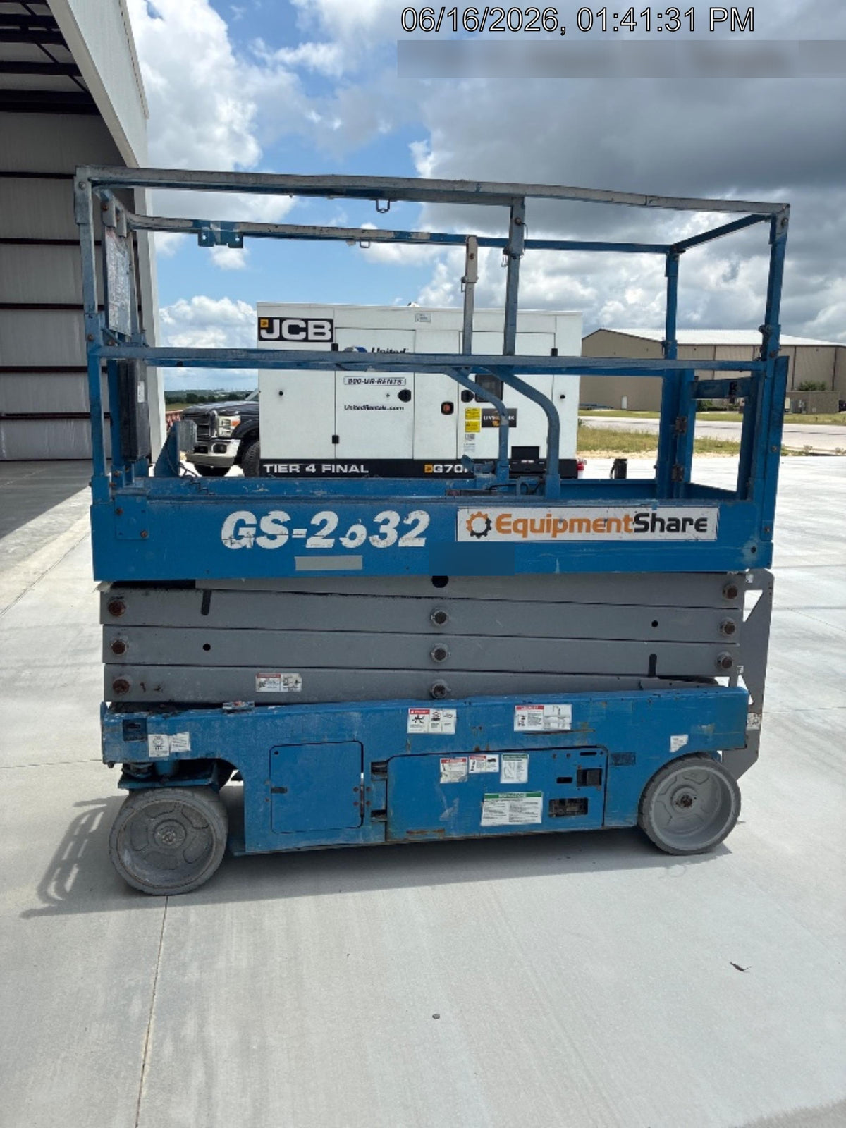 2019 Genie GS-2632 Folding rails with half height swing gate