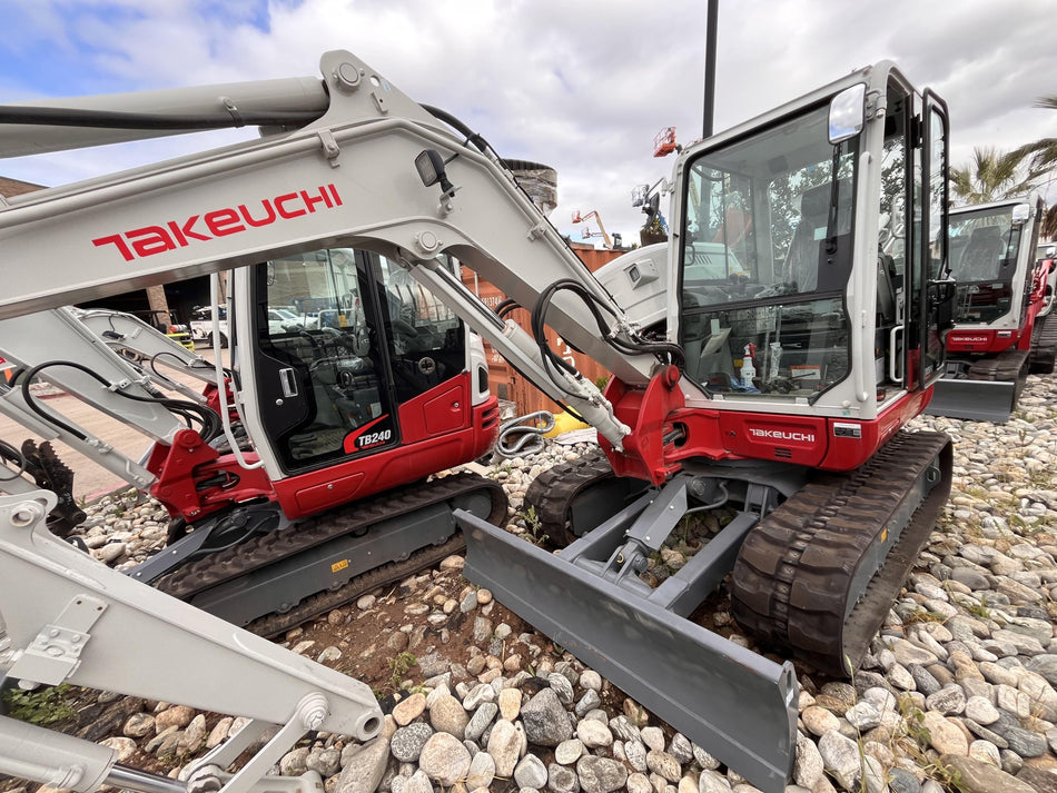 2023 TAKEUCHI TB250-2CR