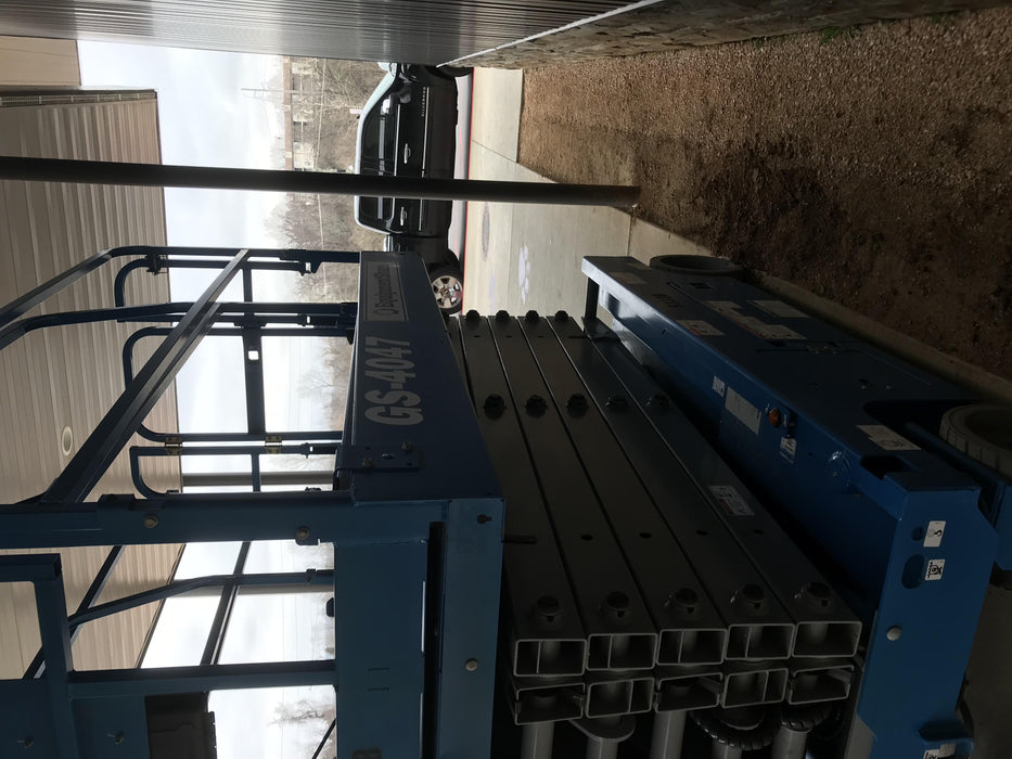 2019 Genie GS-4047 Folding rails with half height swing gate