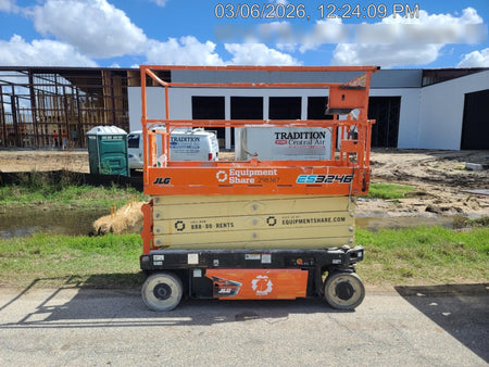 2023 JLG ES3246