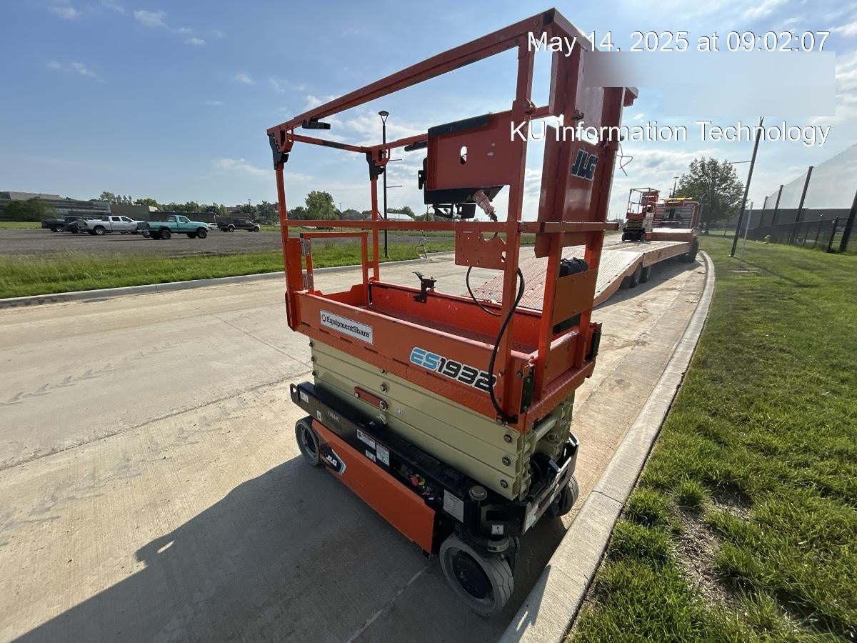 2021 JLG ES1932