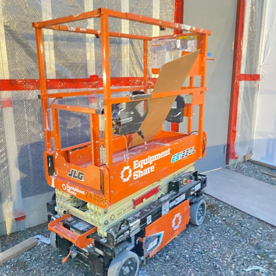 2021 JLG ES1330L
