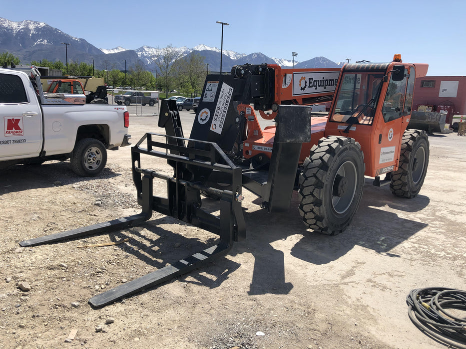 2020 Skytrak 10054 Cab/Heat/Air, Solid Tires, Work Lights, Beacon, Aux Hydraulics, Back up Alarm, Lifting Eye, ES Decals