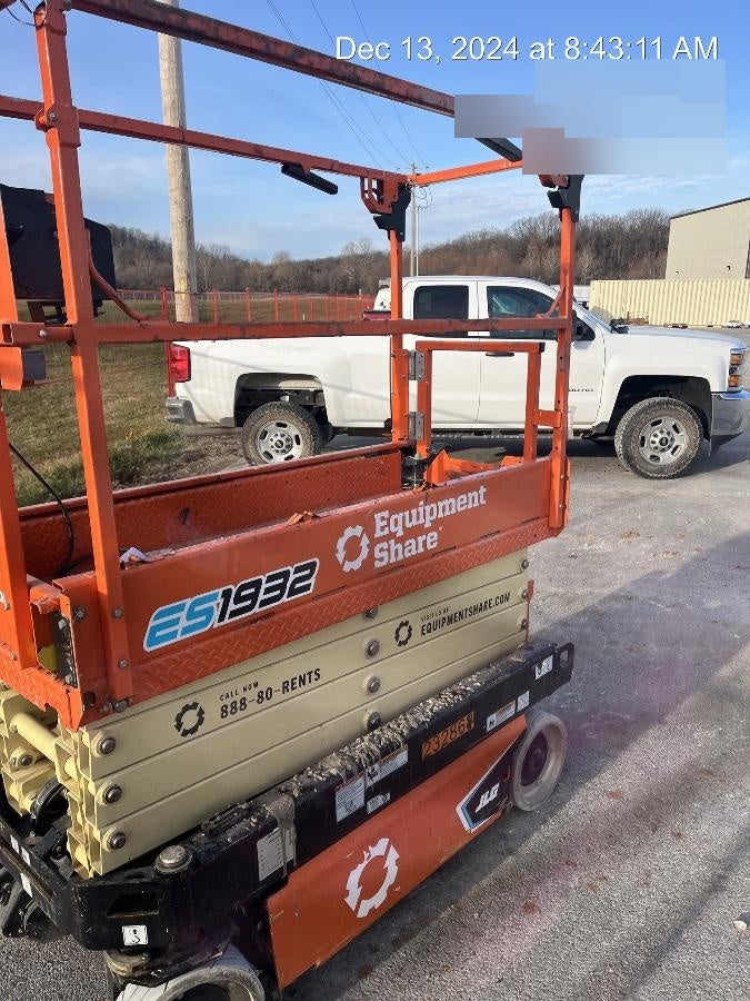 2022 JLG ES1932