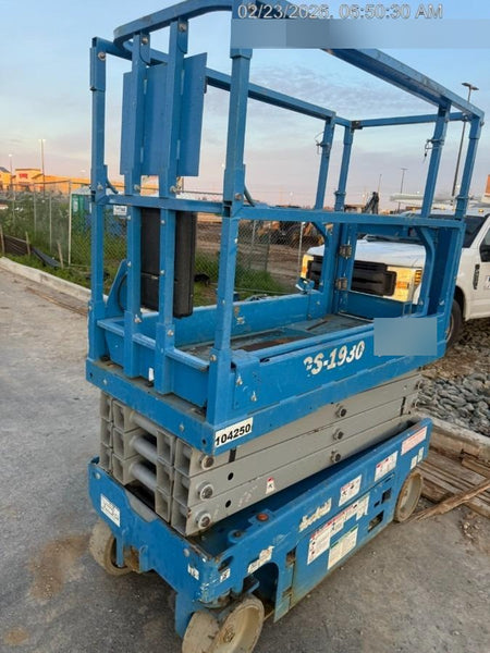 2020 Genie GS-1930 Solid Non Marking Tires, Beacon, Folding rails with half height swing gate, 800W Inverter