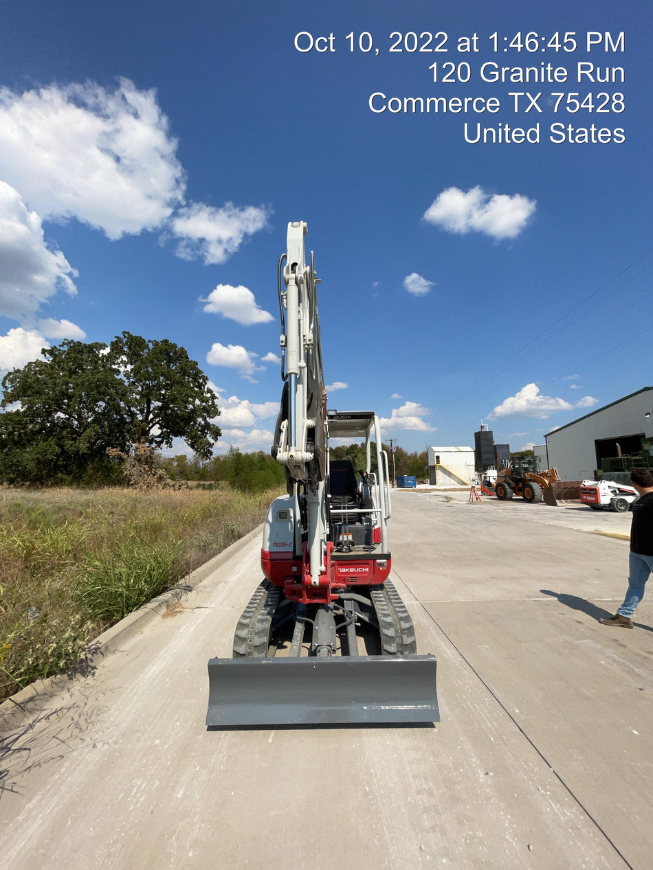 2022 TAKEUCHI TB235-2R