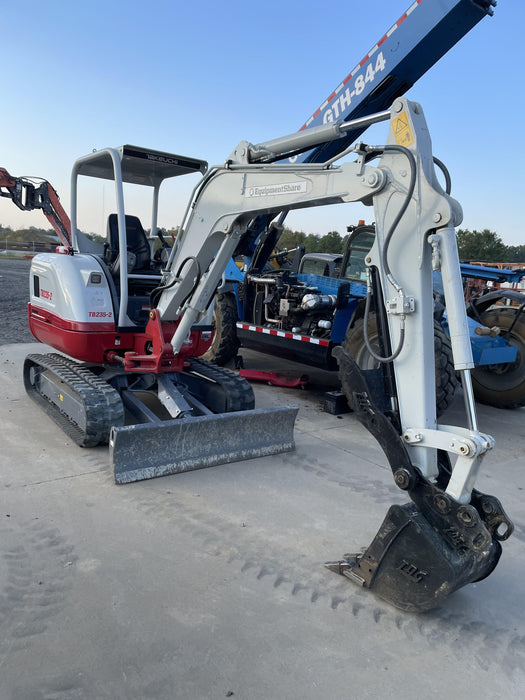 2022 TAKEUCHI TB235-2R
