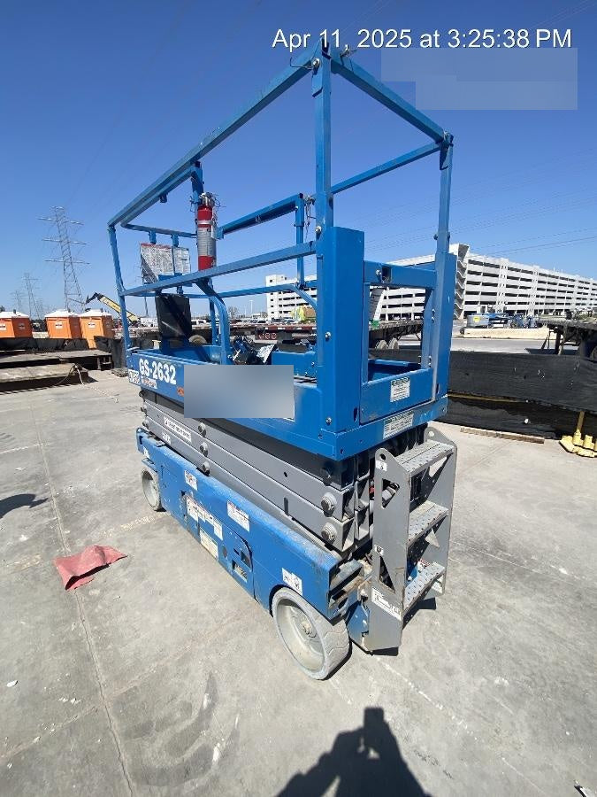 2019 Genie GS-2632 Folding rails with half height swing gate