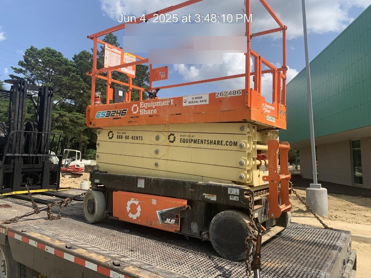2022 JLG ES3246