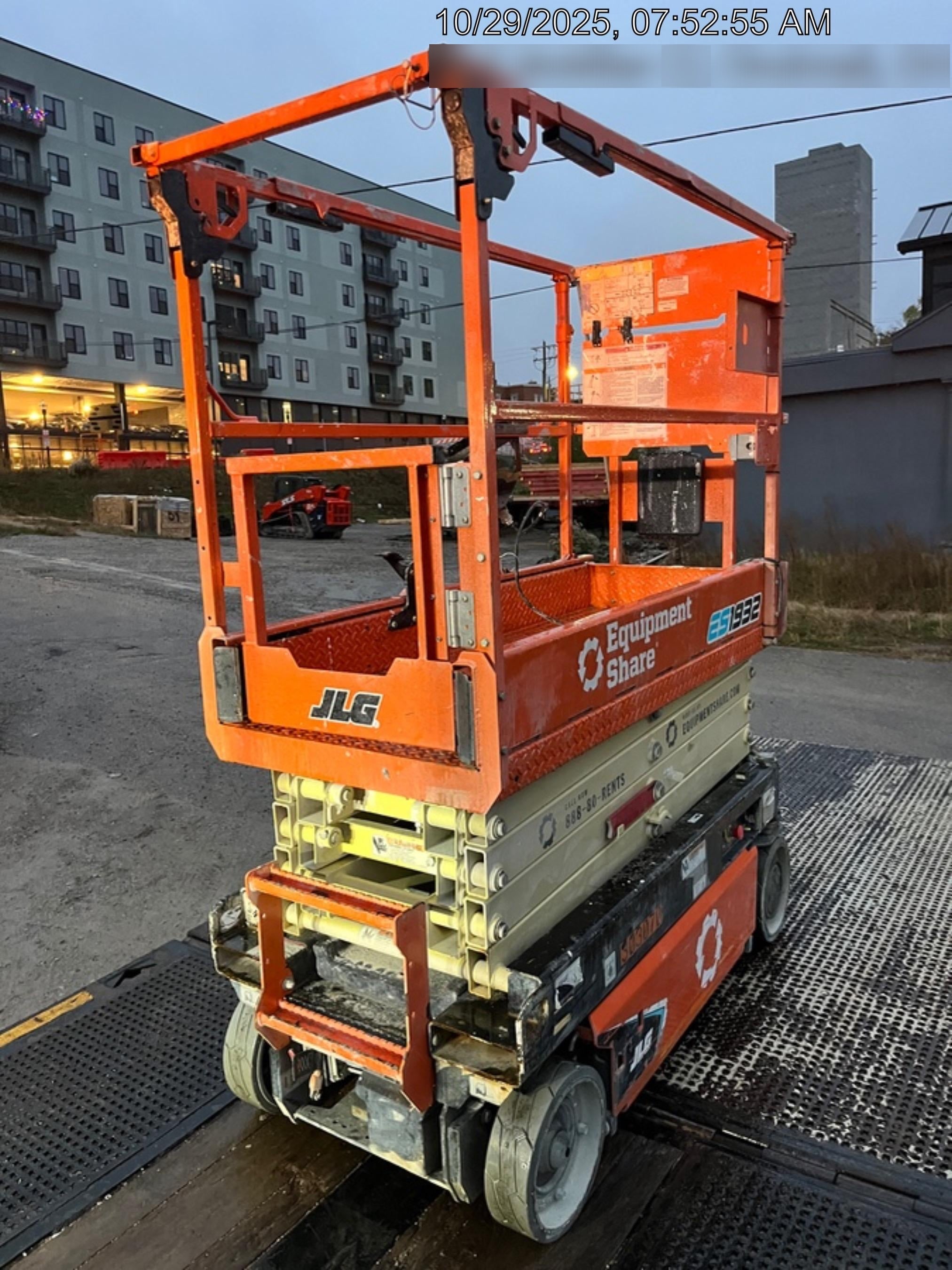 2023 JLG ES1932