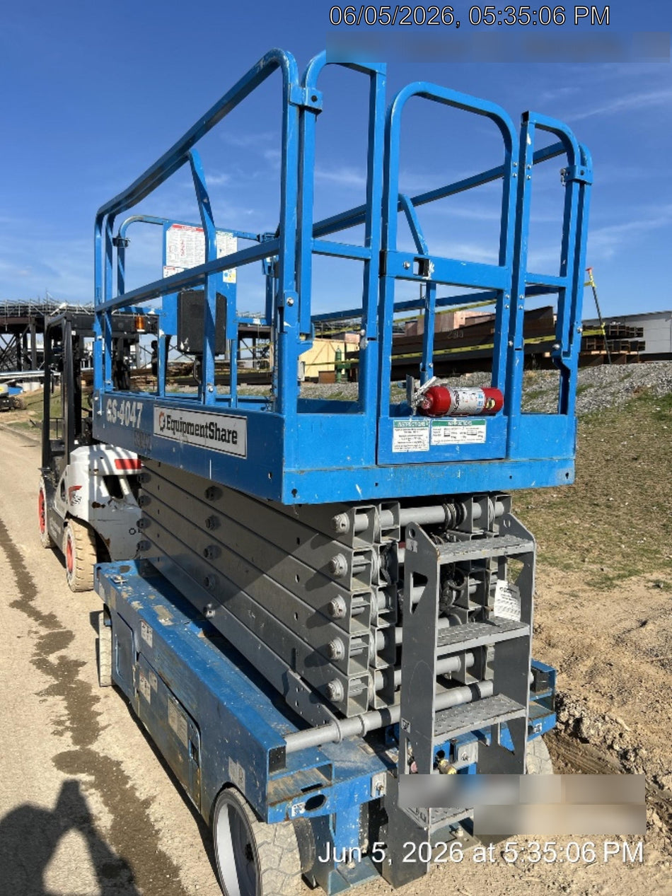 2019 Genie GS-4047 Folding rails with half height swing gate