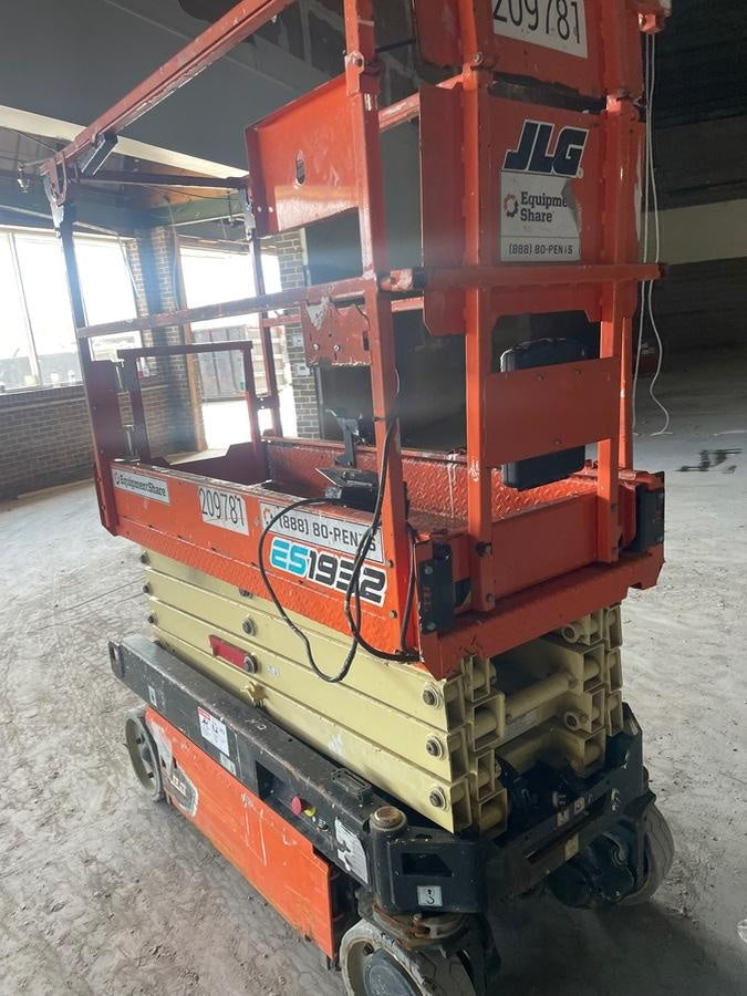 2022 JLG ES1932