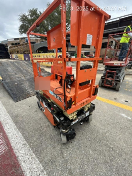 2021 JLG ES1330L