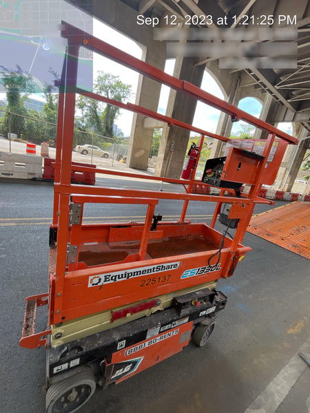 2022 JLG ES1330L