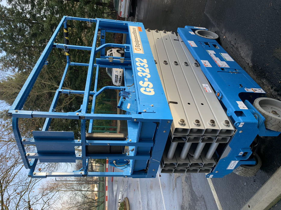 2019 Genie GS-3232 Folding rails with half height swing gate, 800 Amp Inverter