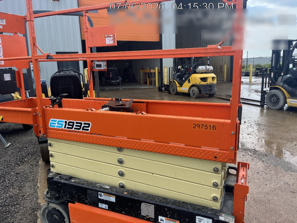 2023 JLG ES1932