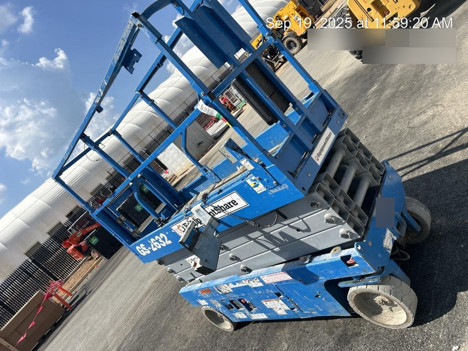 2019 Genie GS-2632 Folding rails with half height swing gate