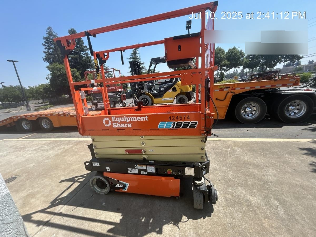2024 JLG ES1932