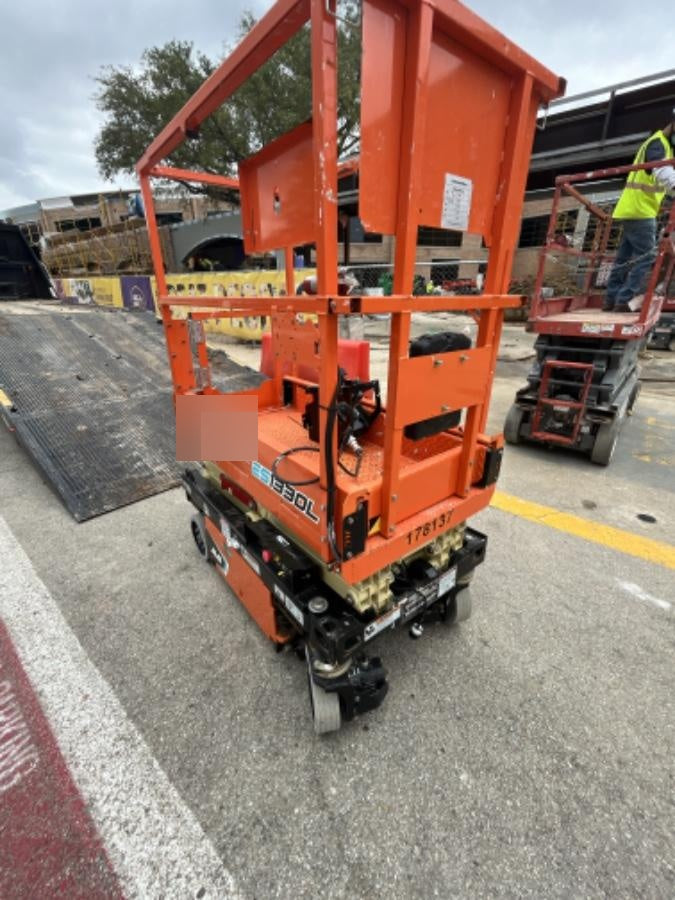 2021 JLG ES1330L