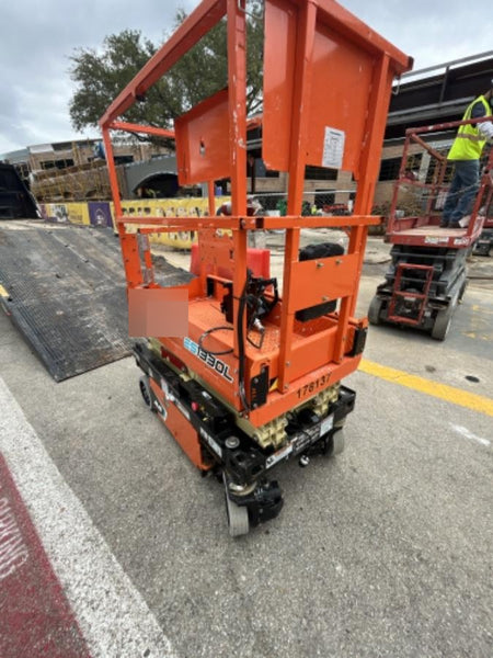 2021 JLG ES1330L