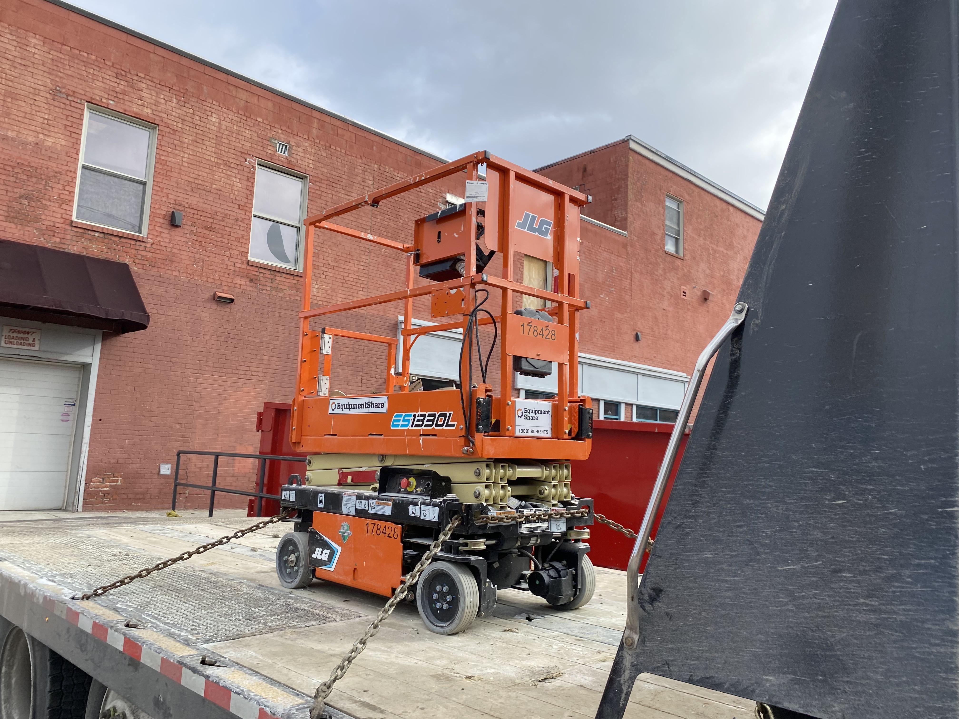 2021 JLG ES1330L