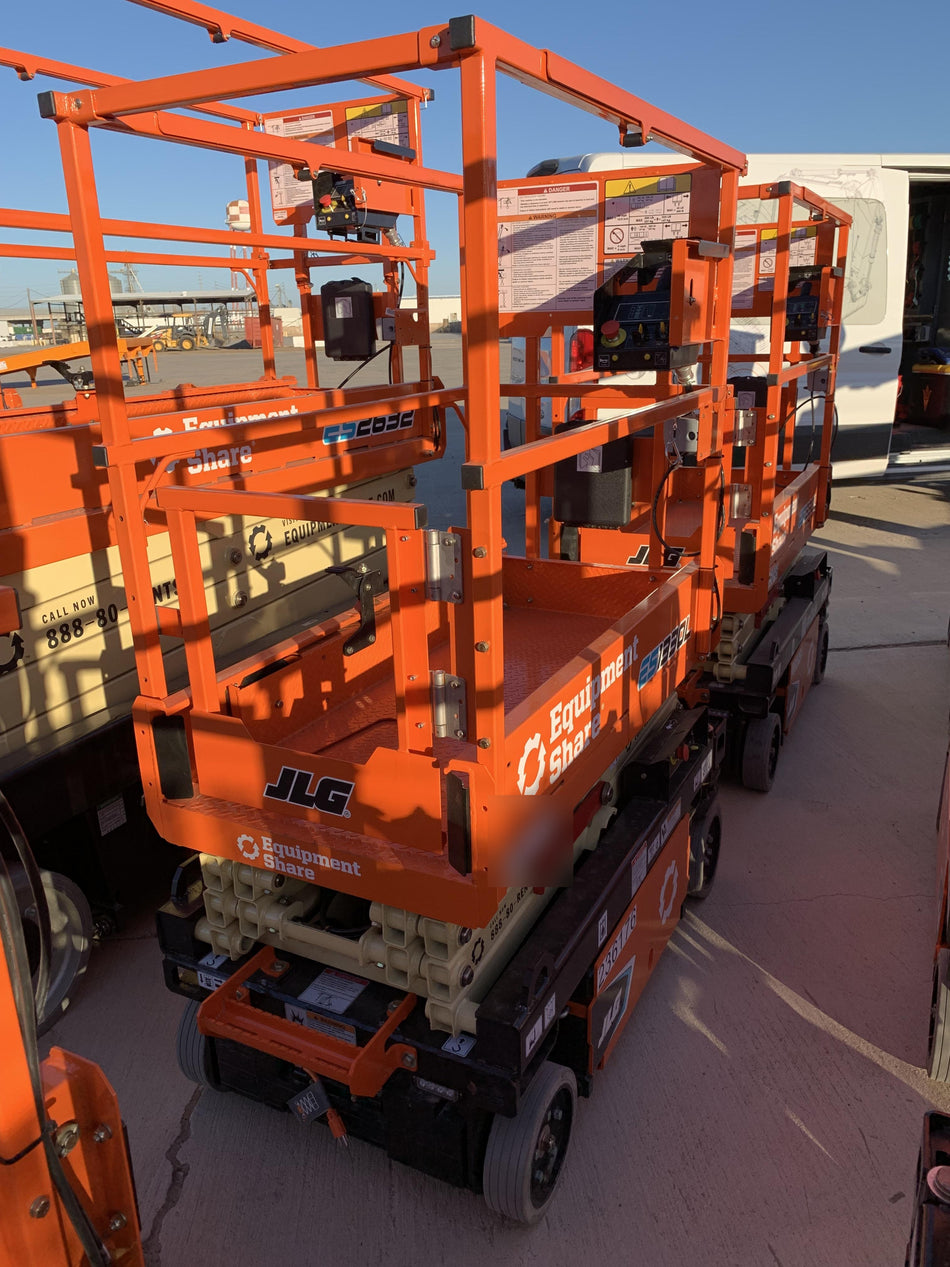 2022 JLG ES1330L
