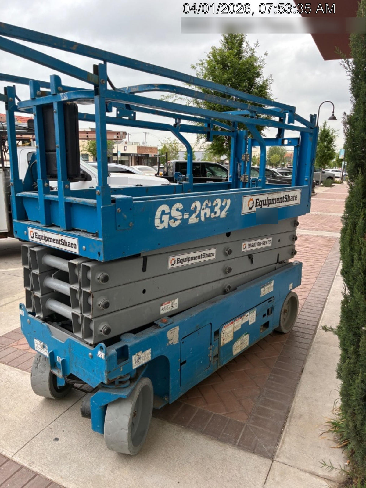 2019 Genie GS-2632 Folding rails with half height swing gate
