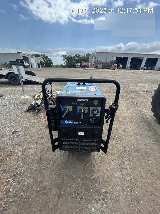 2019 Miller Electric BOBCAT 250 Standard w/Running Gear, Bracket, Hose